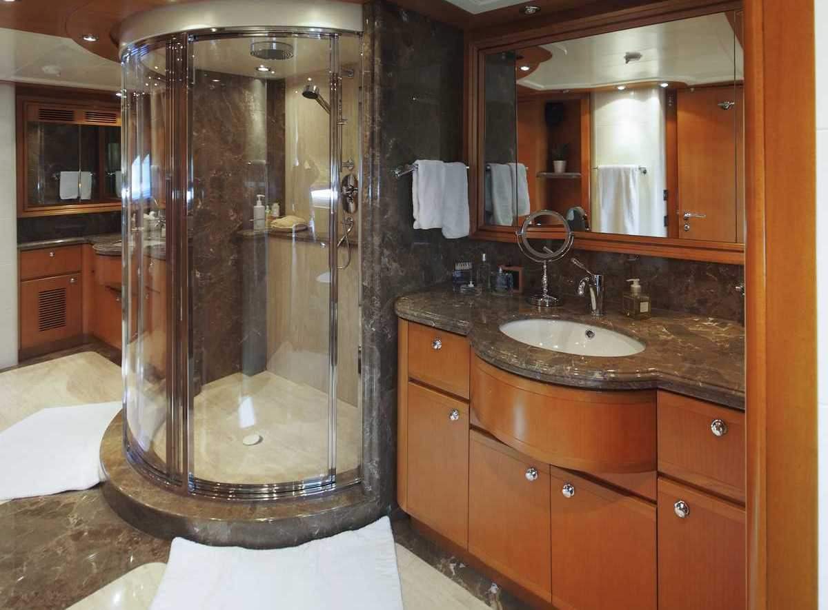 Master cabin head