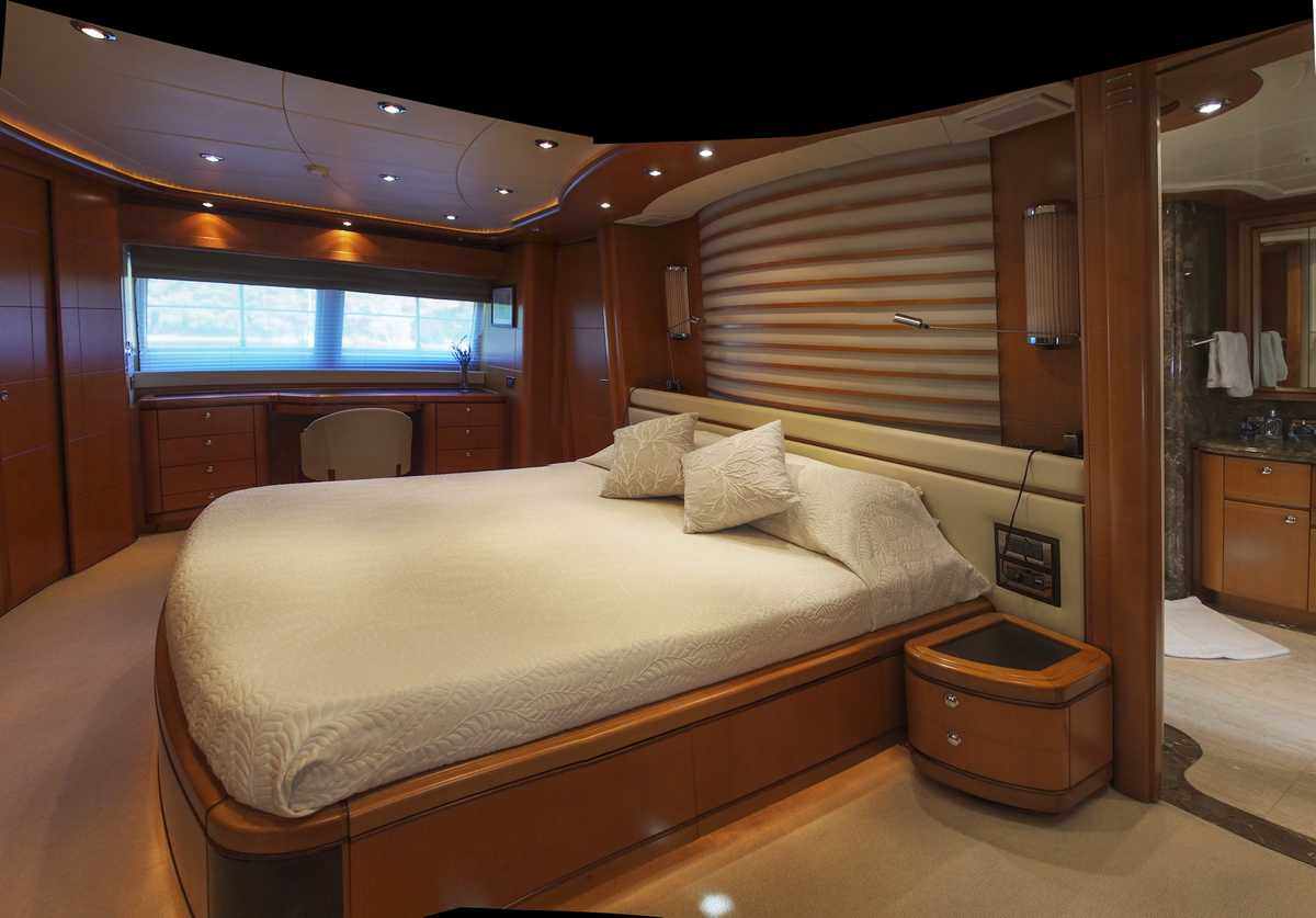 Full beam master cabin on main deck