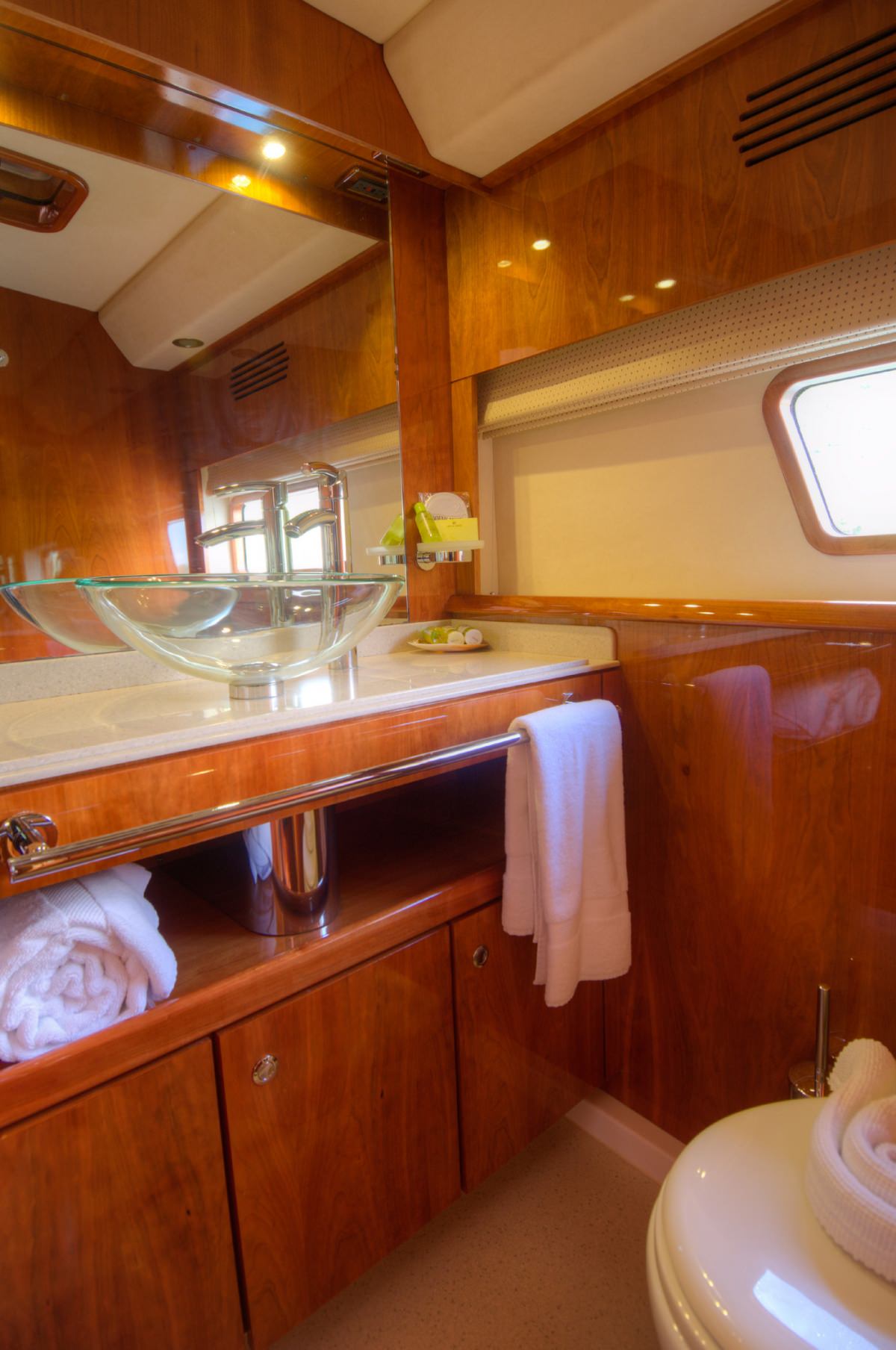 XENIA74 Yacht Charter - Guest bath