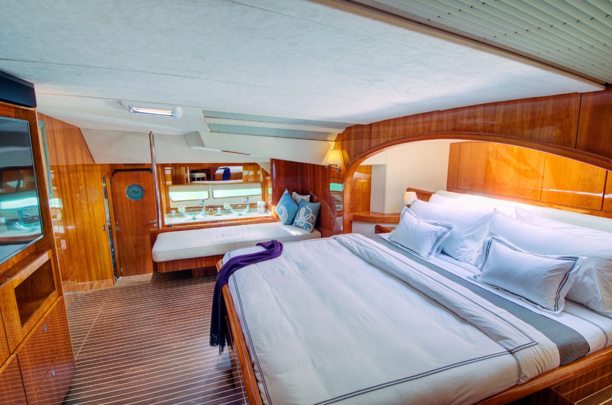 XENIA74 Yacht Charter - Master stateroom