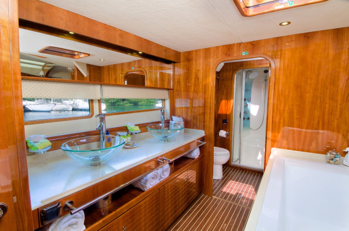 XENIA74 Yacht Charter - Master stateroom bath