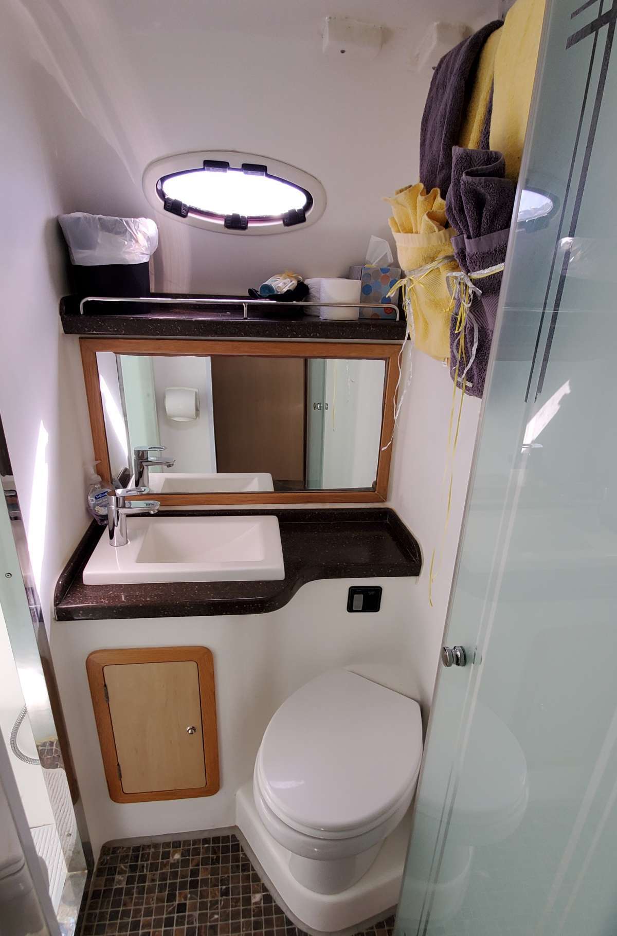 MANNA Yacht Charter - Starboard Aft Bathroom