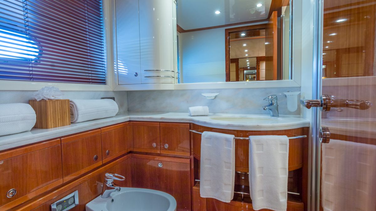 Guest Cabin Head