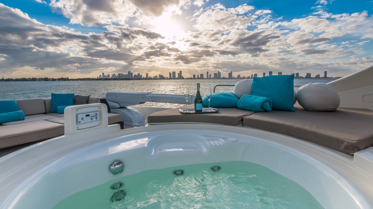 Flybridge Jacuzzi