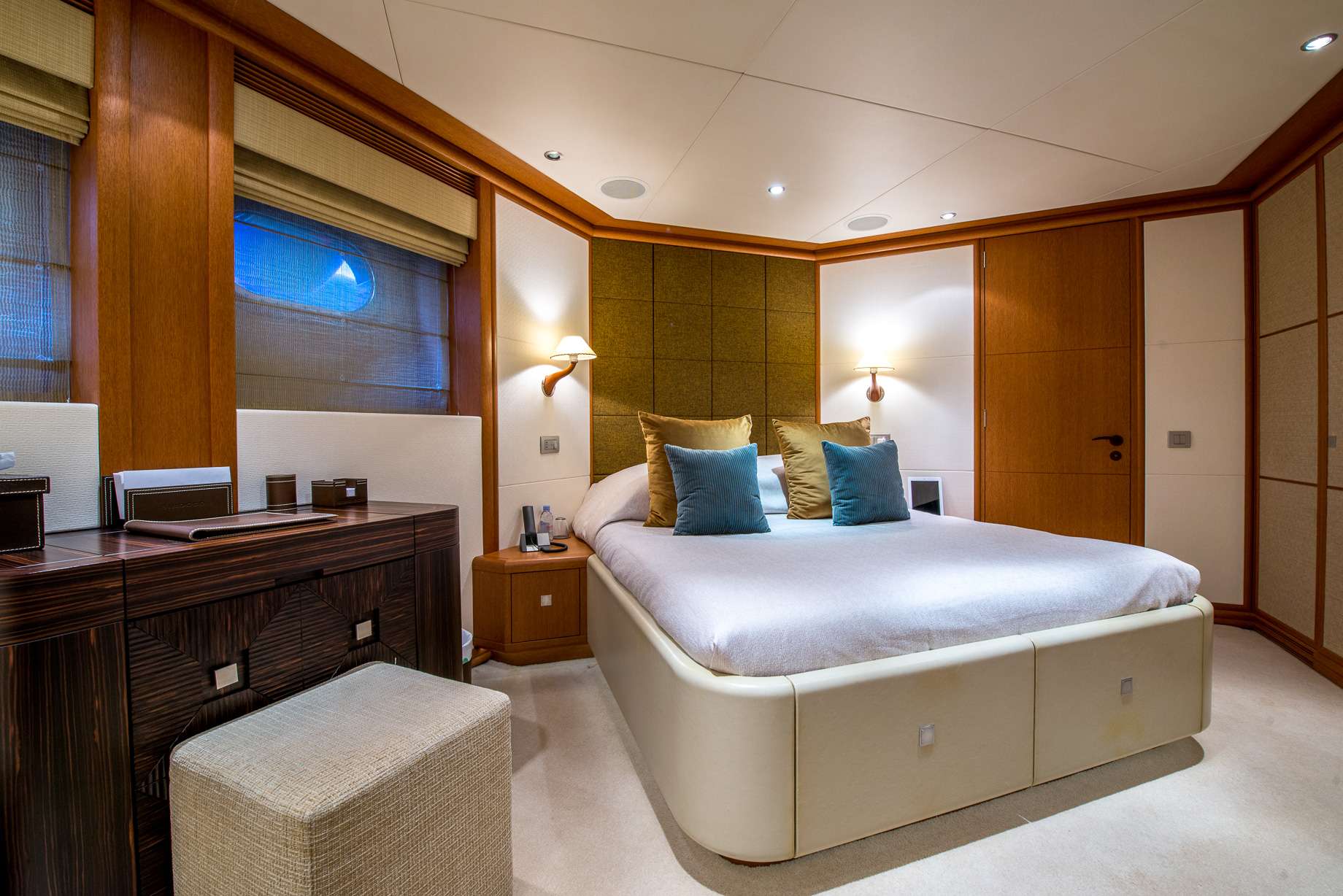 SIROCCO Yacht Charter - Guest cabin
