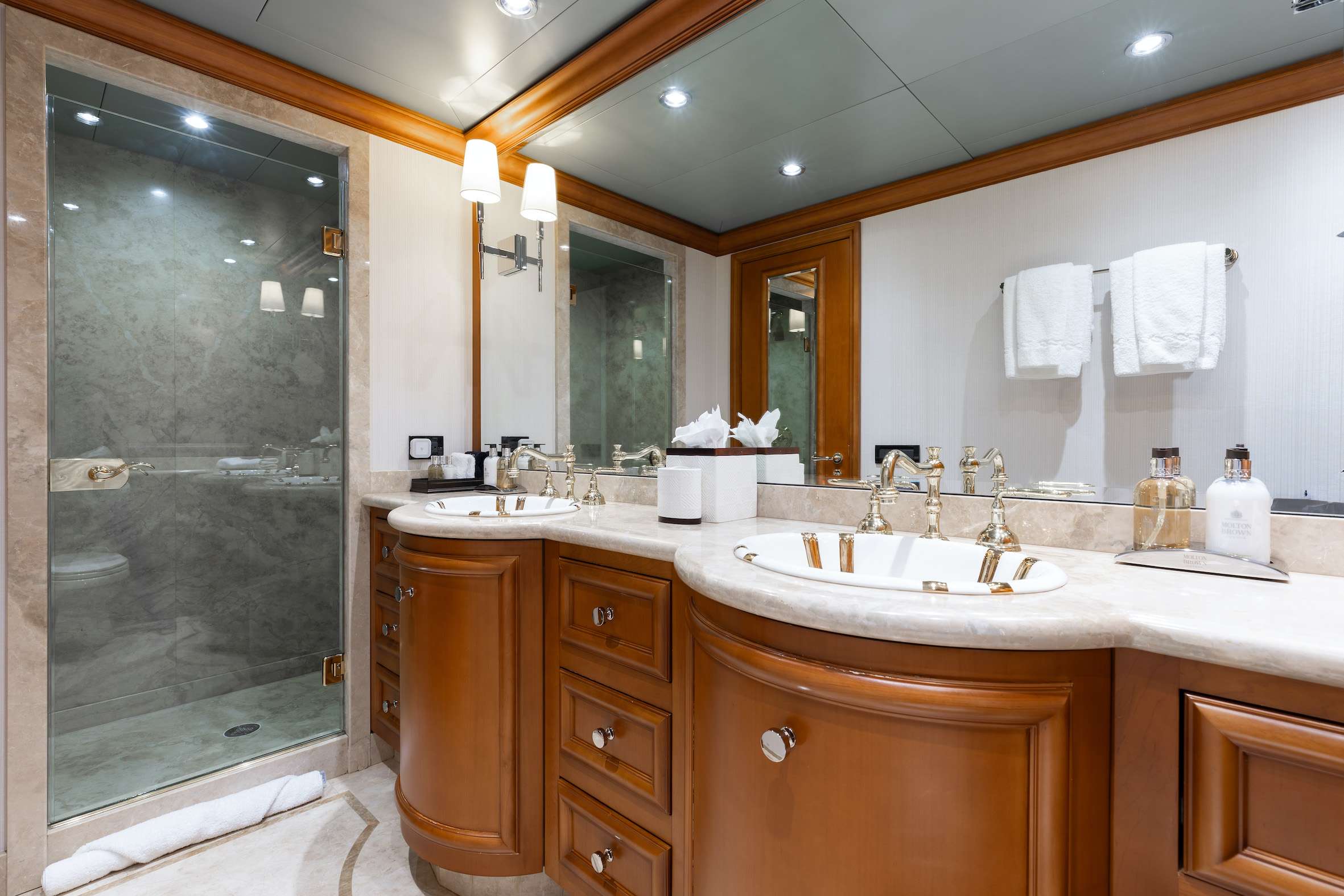 Queen Bathroom
