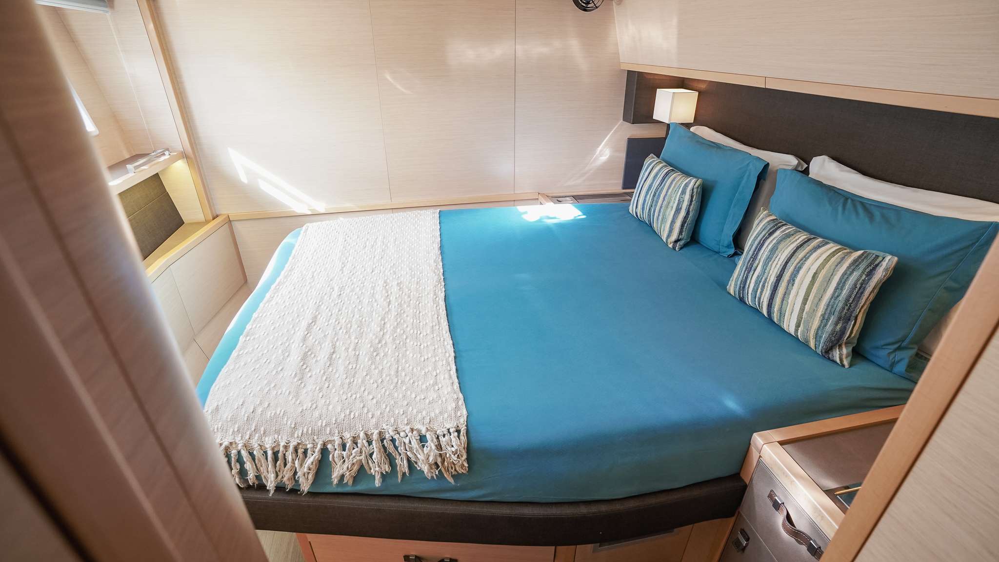 SEAHOME Yacht Charter - Queen guest Cabin