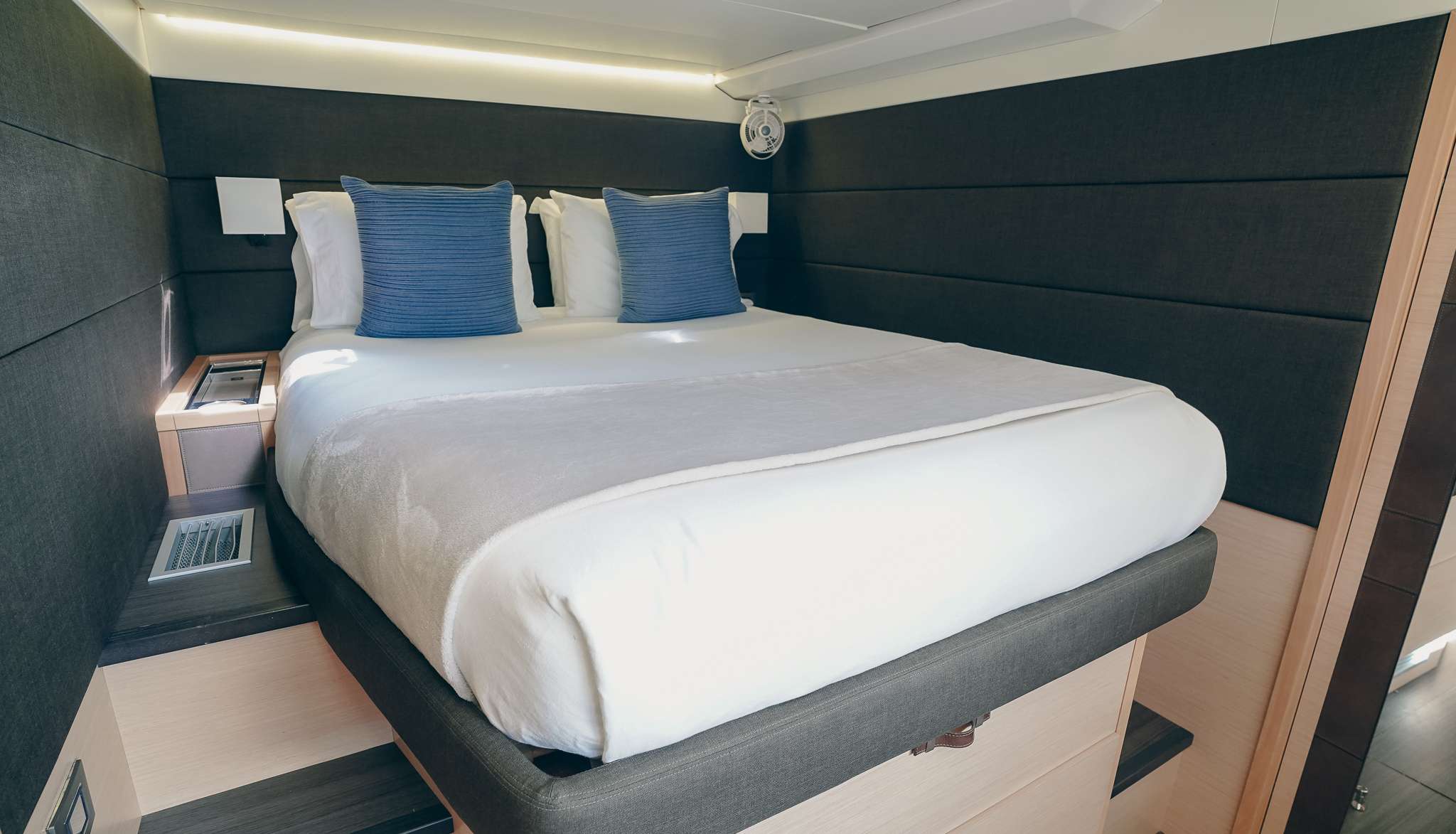 SEAHOME Yacht Charter - Queen guest cabin