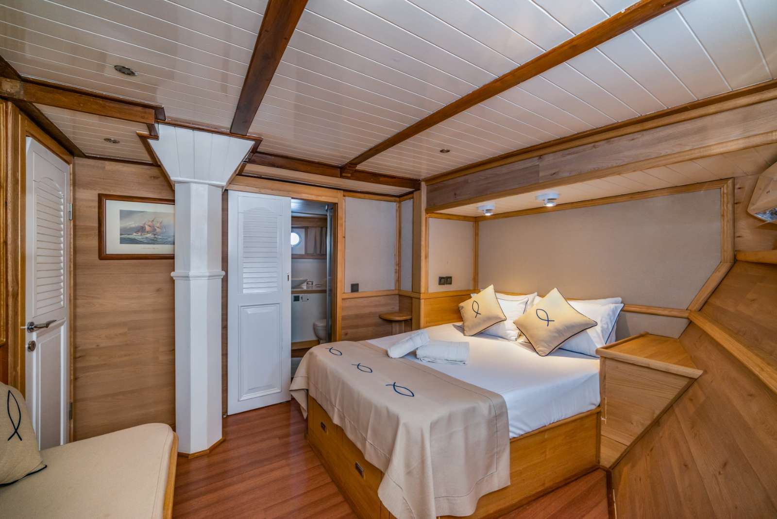 AMAZON SOLO Yacht Charter - FORE MASTER CABIN