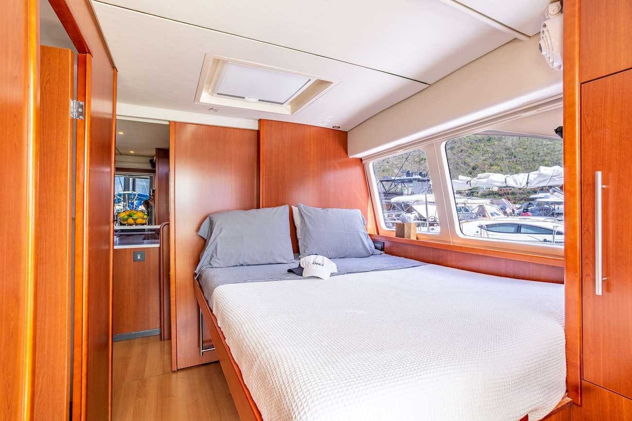 THE ANNEX Yacht Charter - Main deck port queen suite