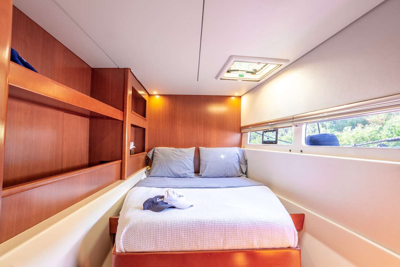 THE ANNEX Yacht Charter - Guest queen suite