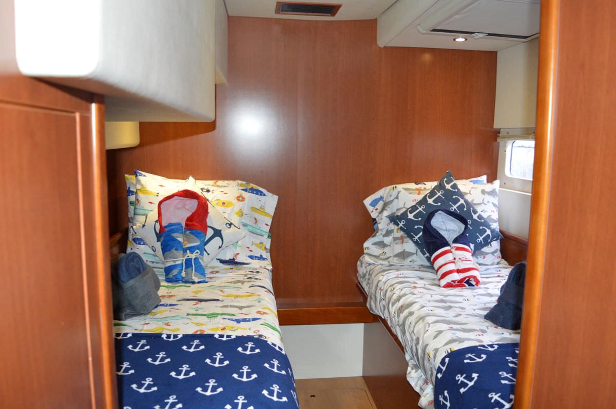 THE ANNEX Yacht Charter - Kids twin cabin, can be made into queen