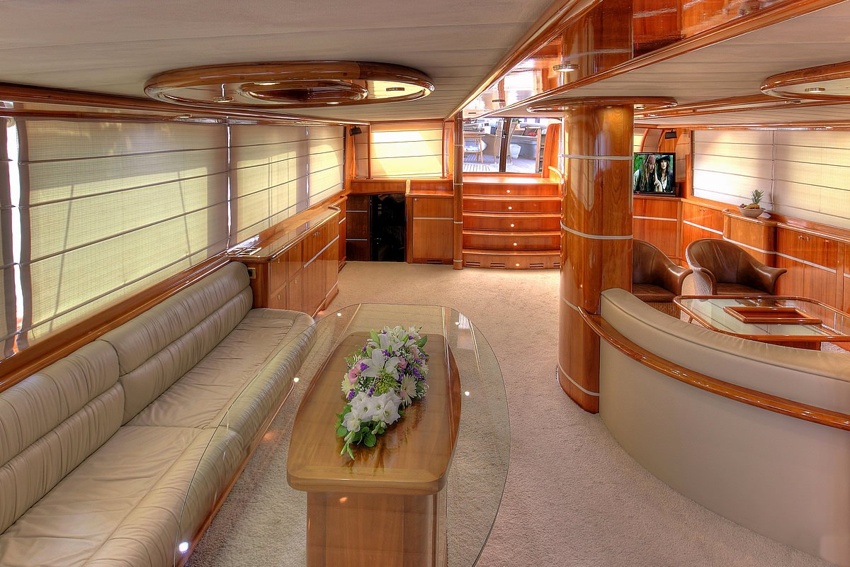 SILVERMOON Yacht Charter - Saloon - View from the front