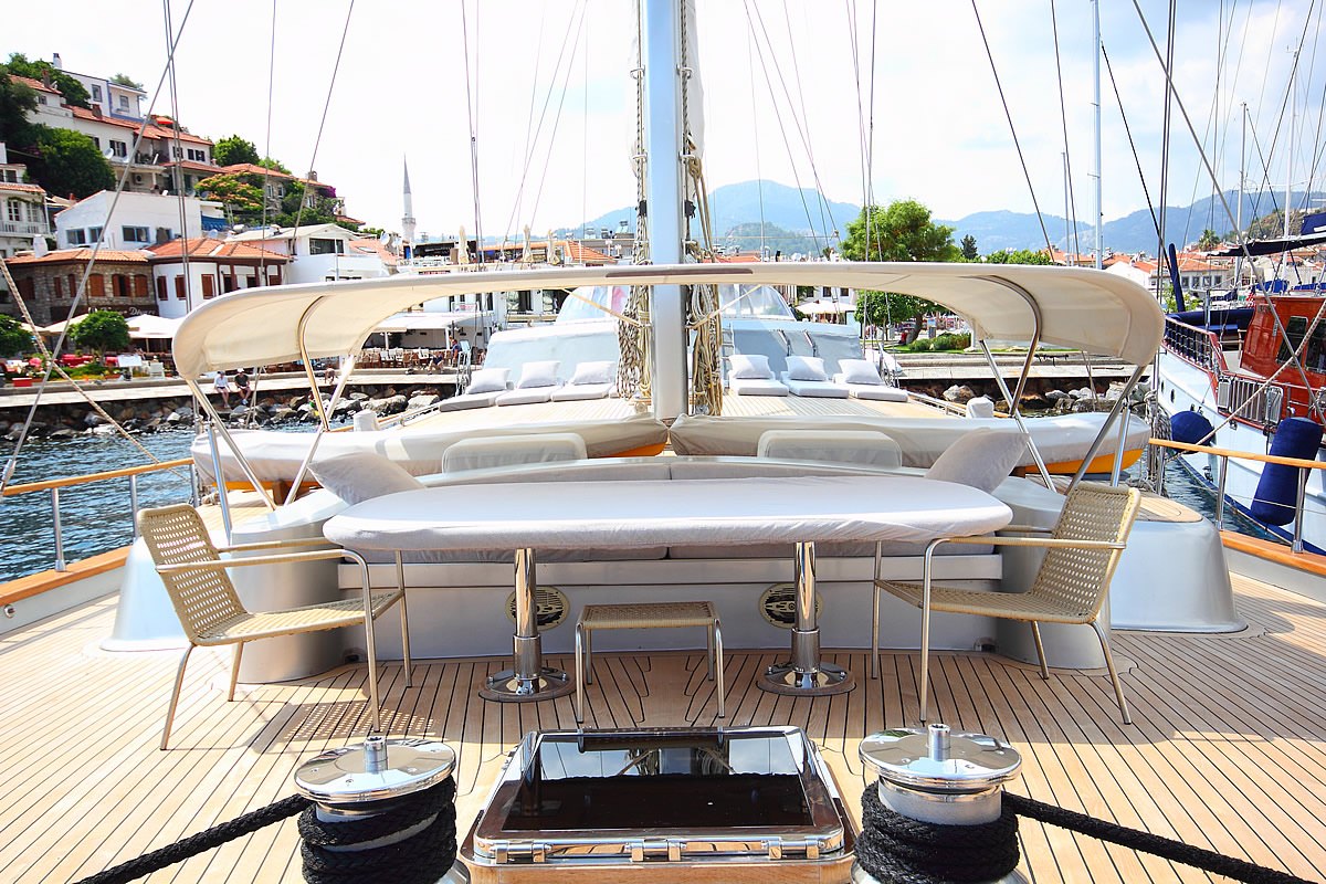 SILVERMOON Yacht Charter - Front Deck - Perfect spot to chill with the view of sunset