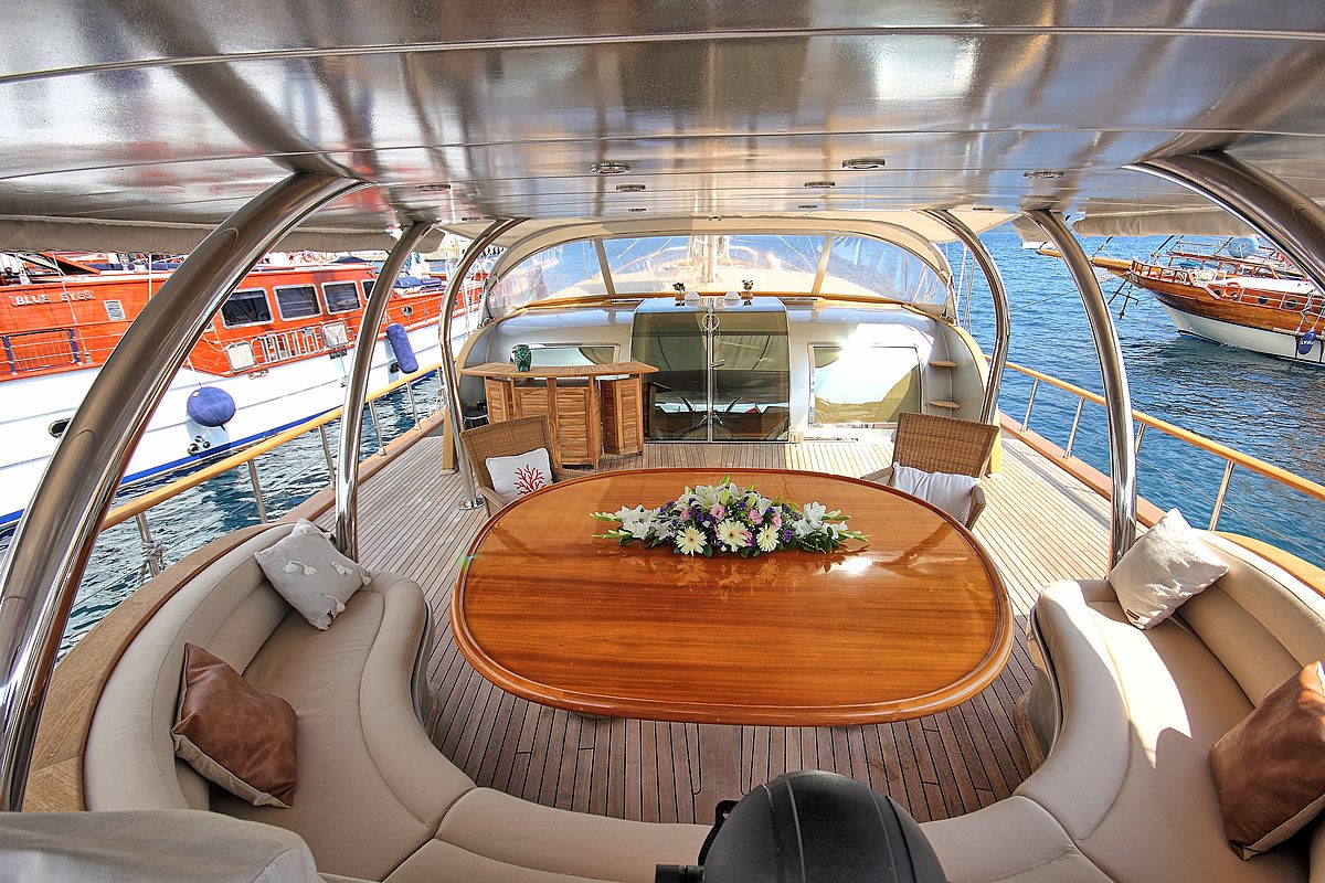 SILVERMOON Yacht Charter - AFT Deck - Dining Area