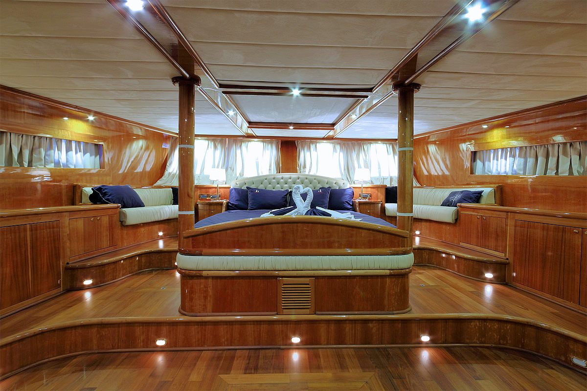 SILVERMOON Yacht Charter - KING Bedroom 50m2