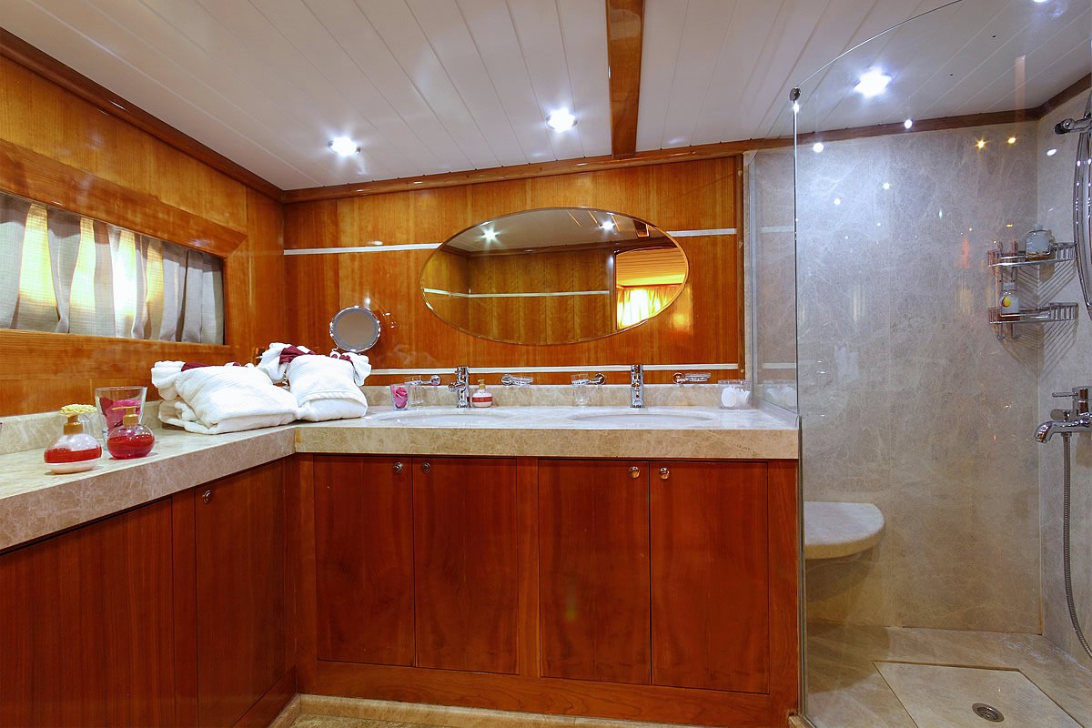 SILVERMOON Yacht Charter - Bathroom