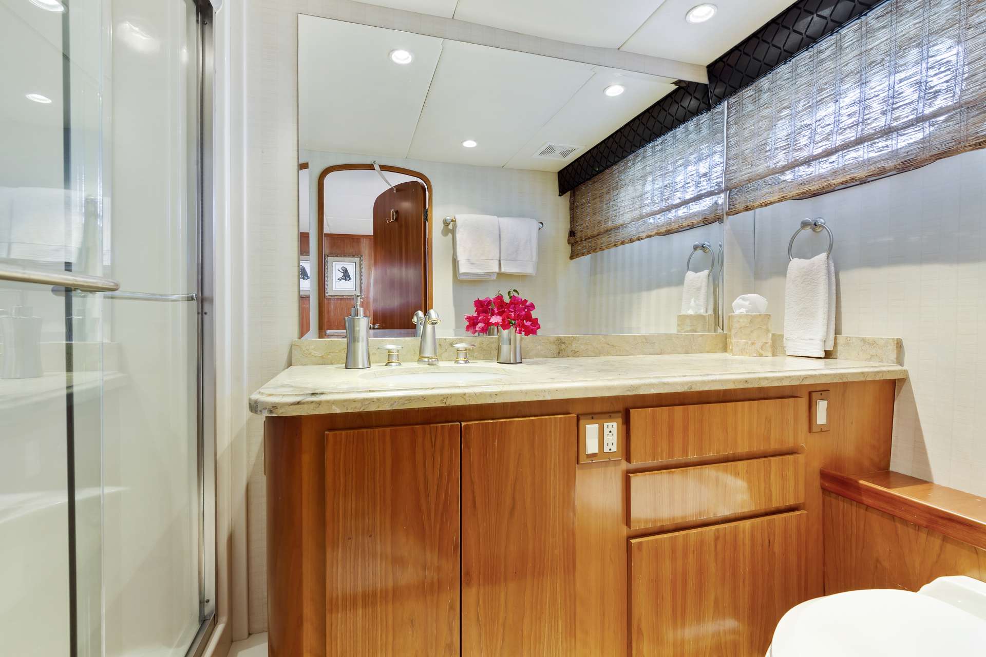 IL CAPO Yacht Charter - Guest Bath