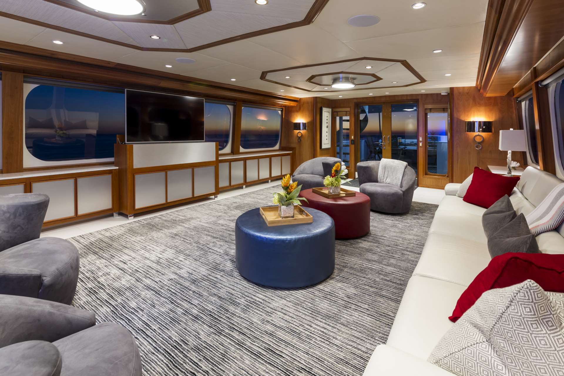 IL CAPO Yacht Charter - Salon TV