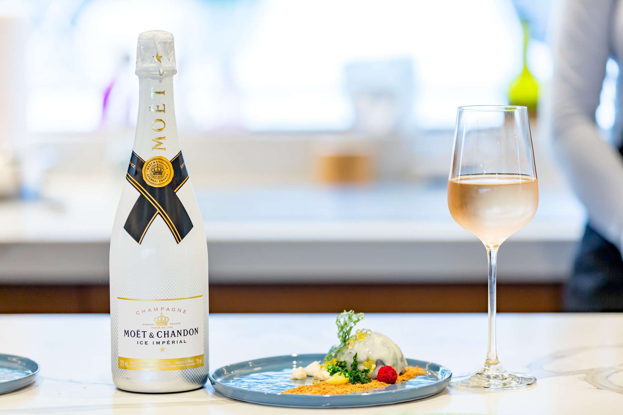 MUCHO GUSTO Yacht Charter - Champagne Or Rose?