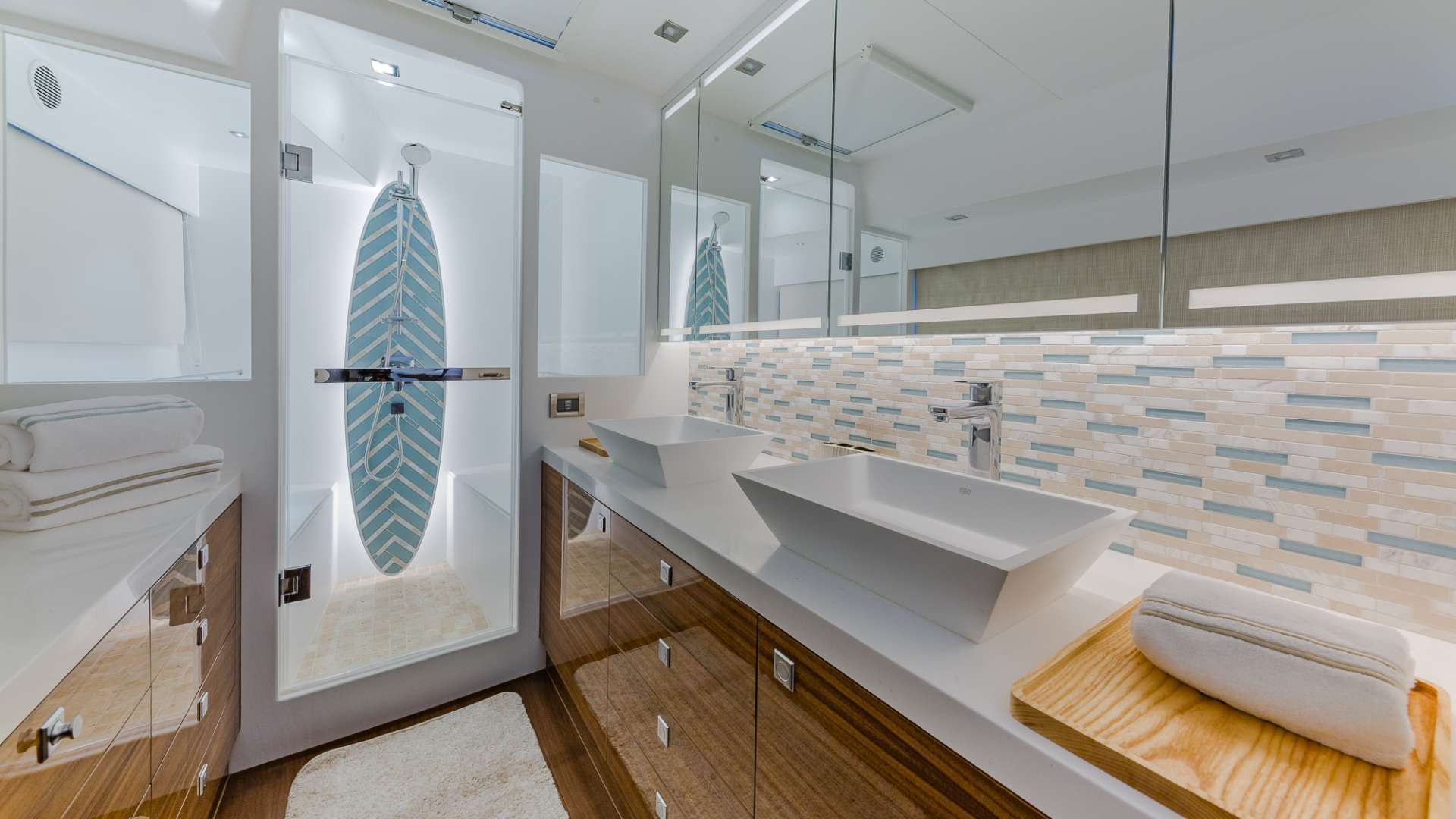 MUCHO GUSTO Yacht Charter - Master Shower &amp; His &amp; Her Sinks