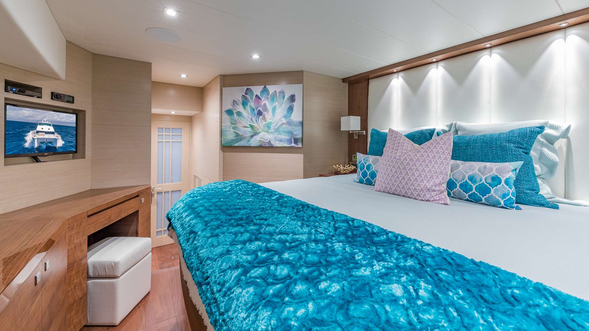 MUCHO GUSTO Yacht Charter - VIP King Suite