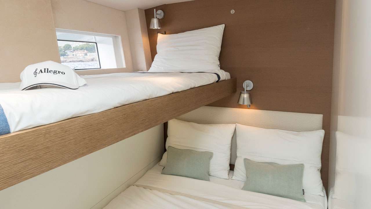 Port guest cabin as twin beds