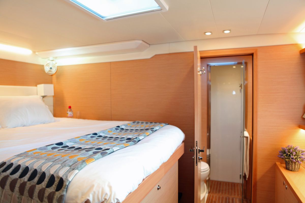 LADY M Yacht Charter - Guest Cabin
