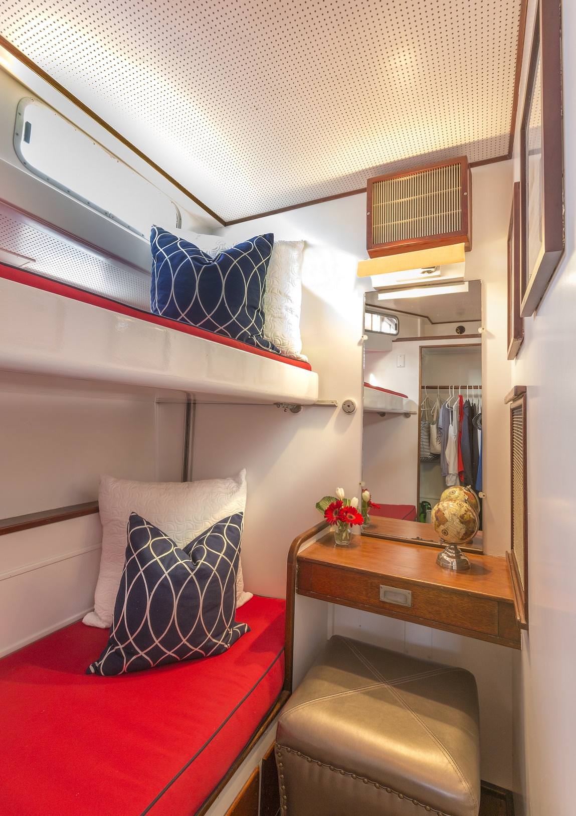 KINGFISHER Yacht Charter - Guest Stateroom