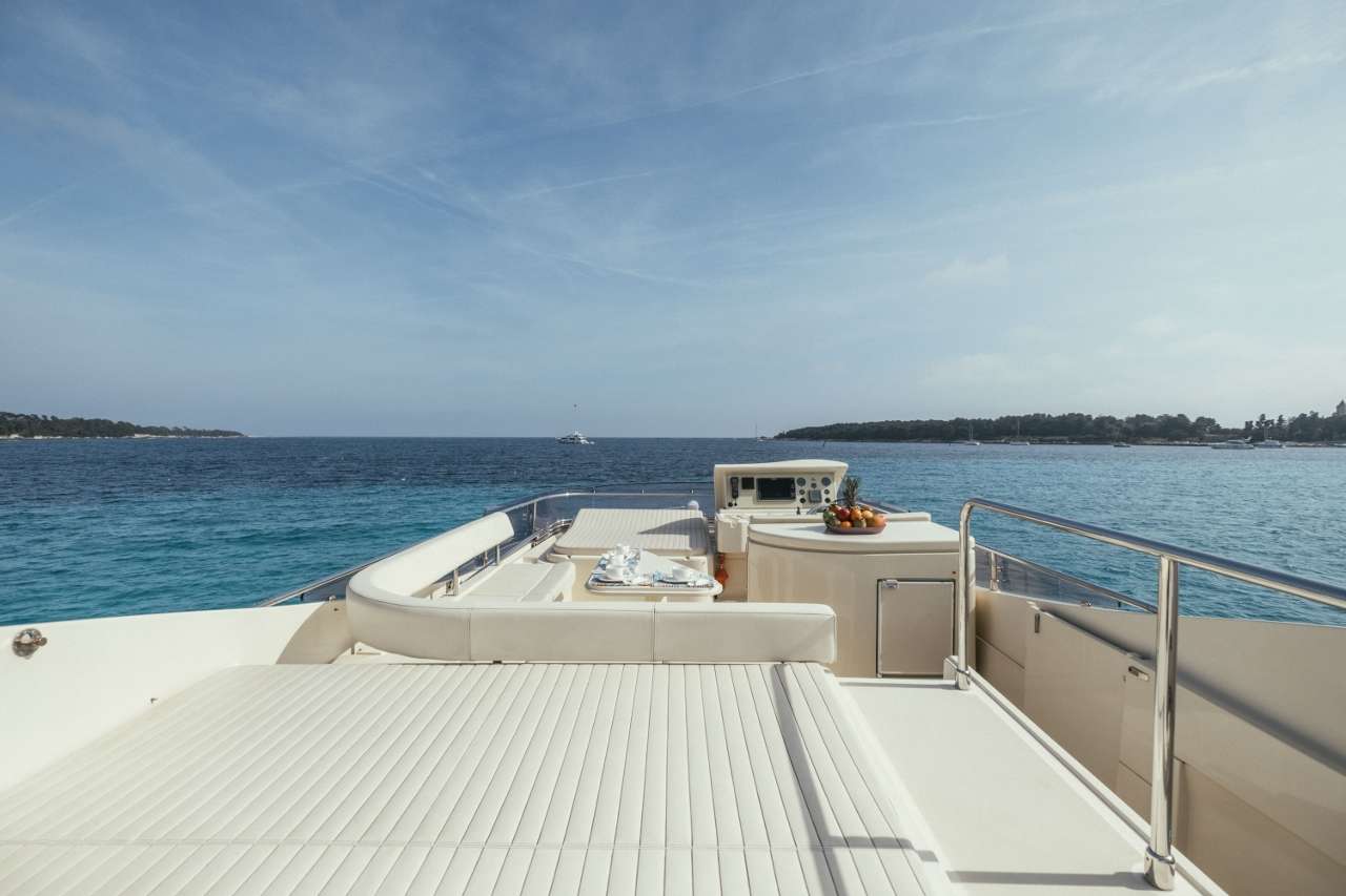 TO ESCAPE Yacht Charter - To Escape - Flybridge