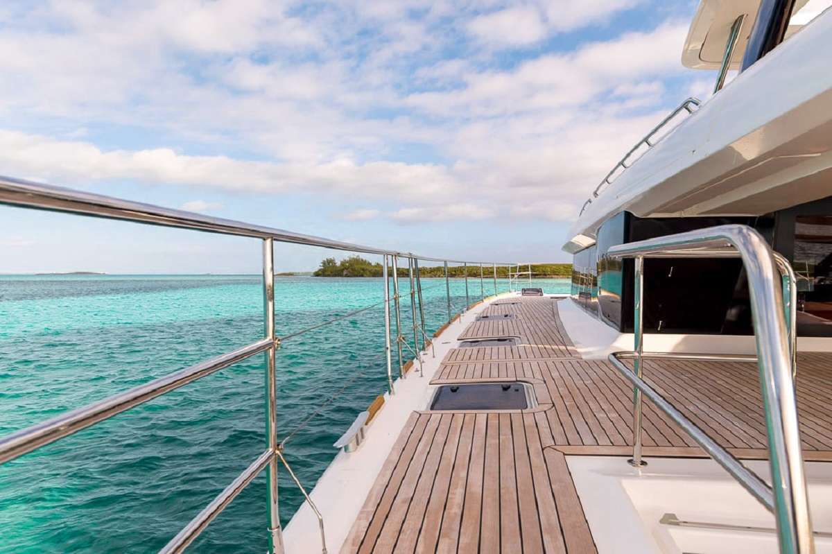 JAN'S FELION Yacht Charter - Easy walk around decks