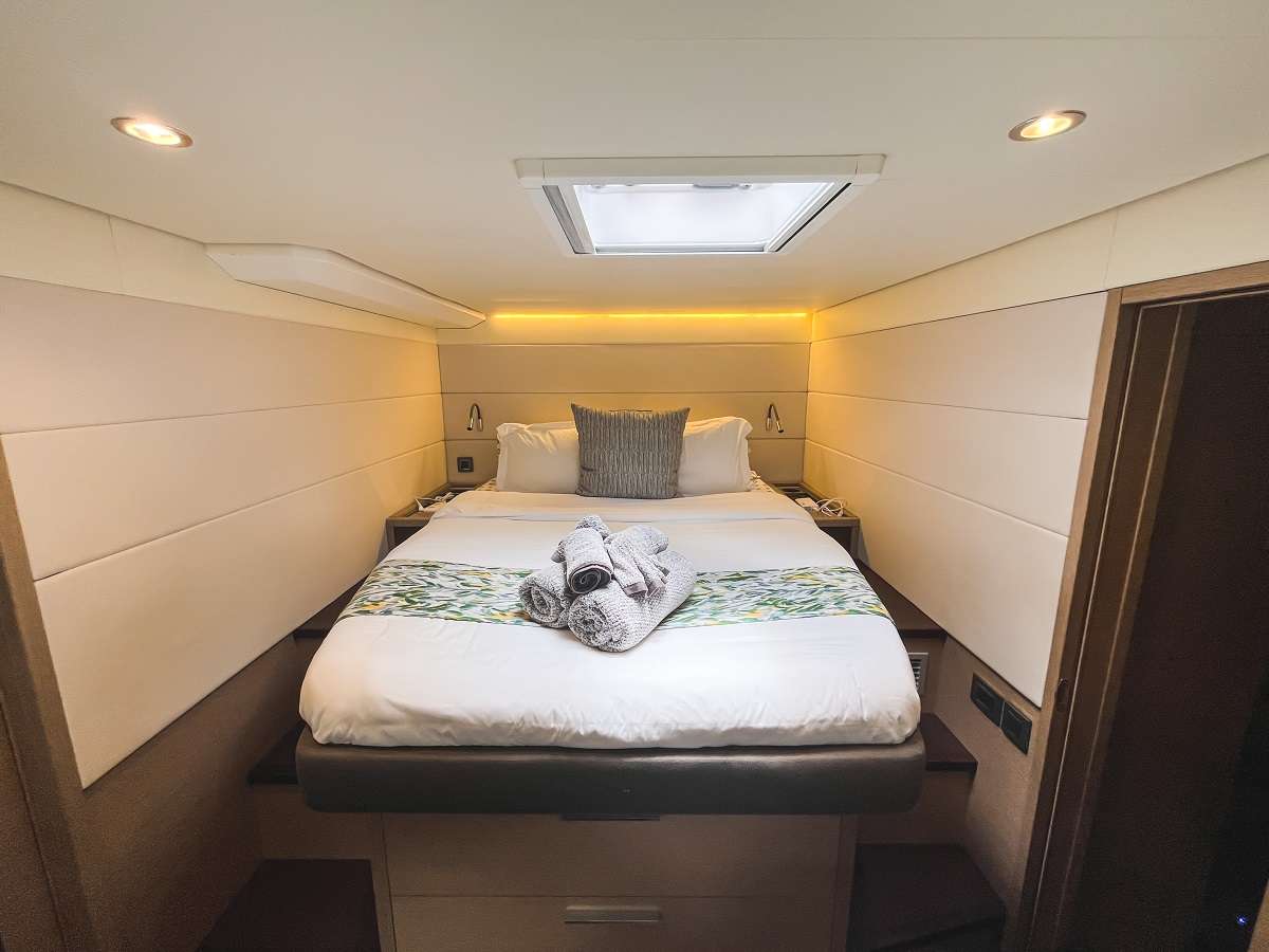 JAN'S FELION Yacht Charter - Forward guest cabin