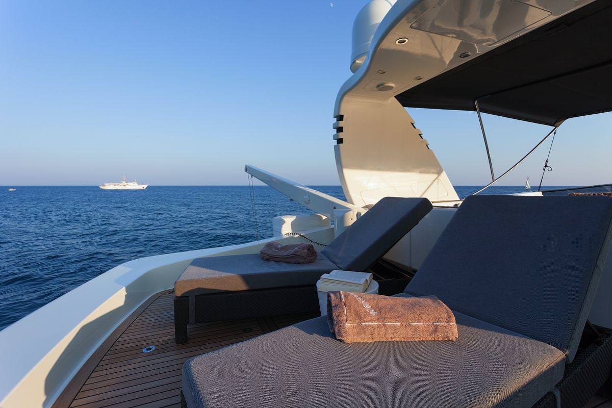WHITEHAVEN Yacht Charter - sunbathing chairs