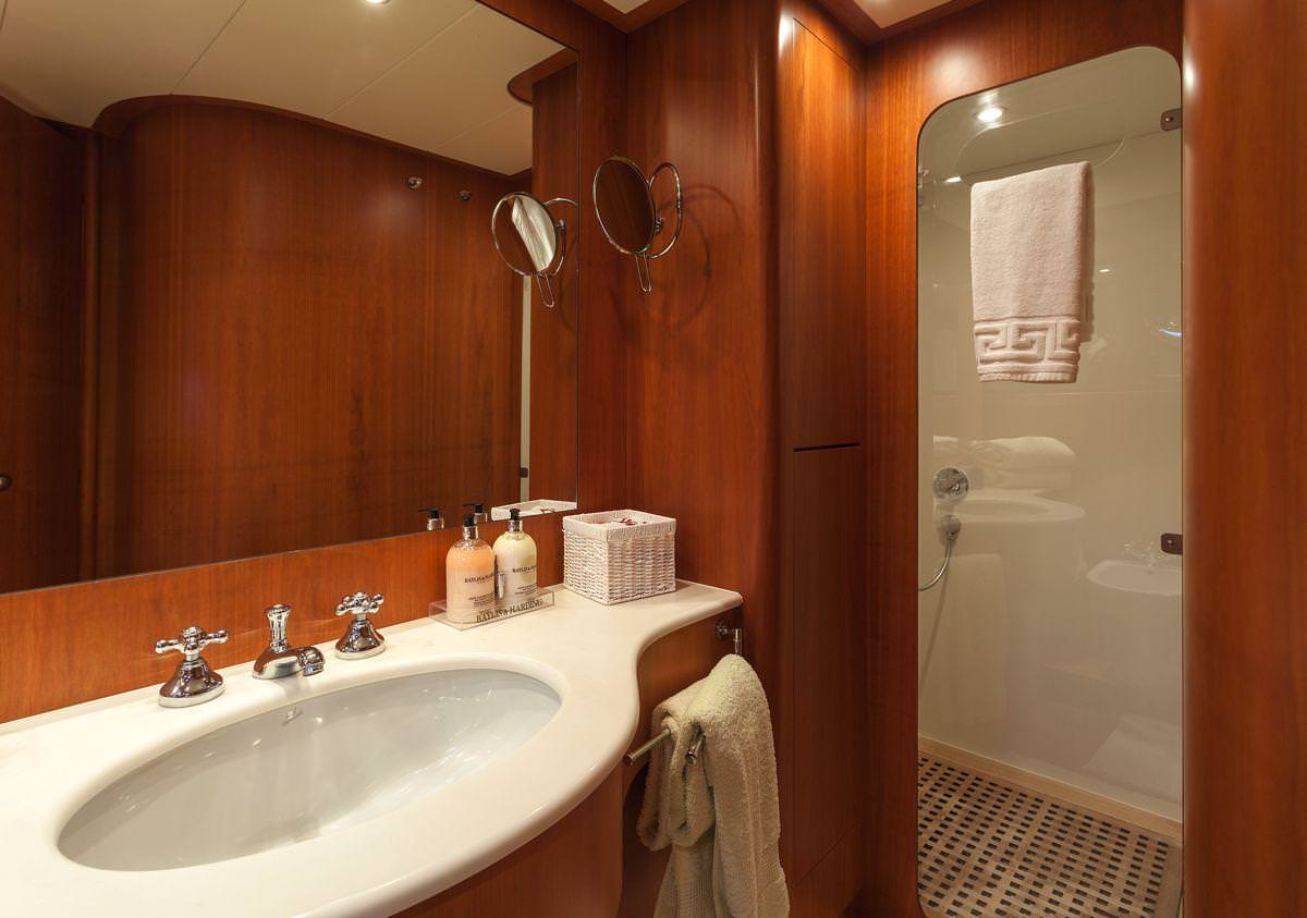 WHITEHAVEN Yacht Charter - Master bathroom