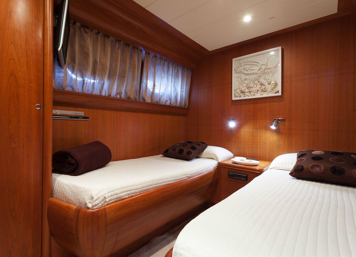 WHITEHAVEN Yacht Charter - Twin cabin