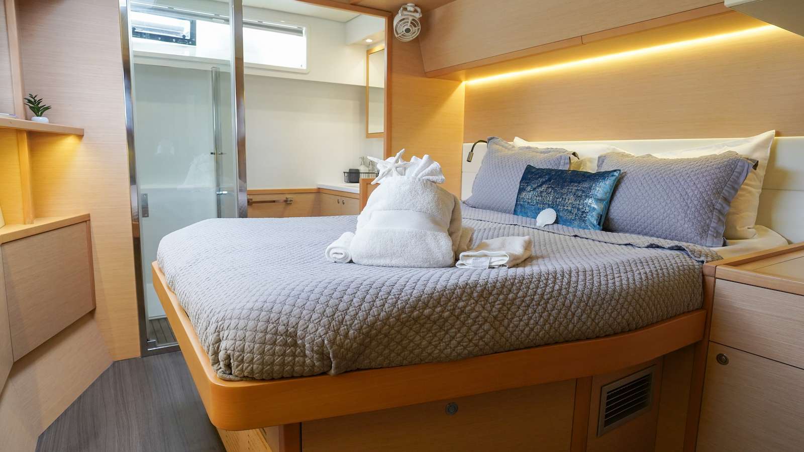 SOUTHERN COMFORT Yacht Charter - Master Cabin