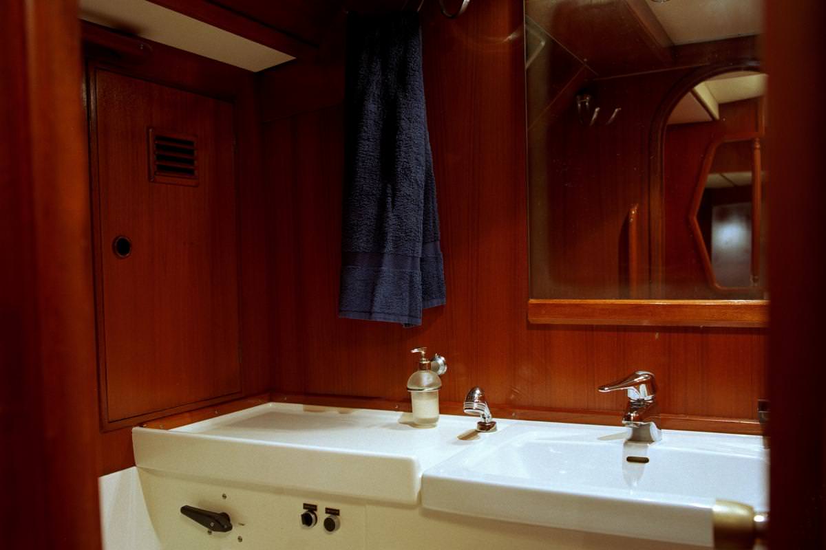 ICHIBAN Yacht Charter - Master Cabin Bathroom