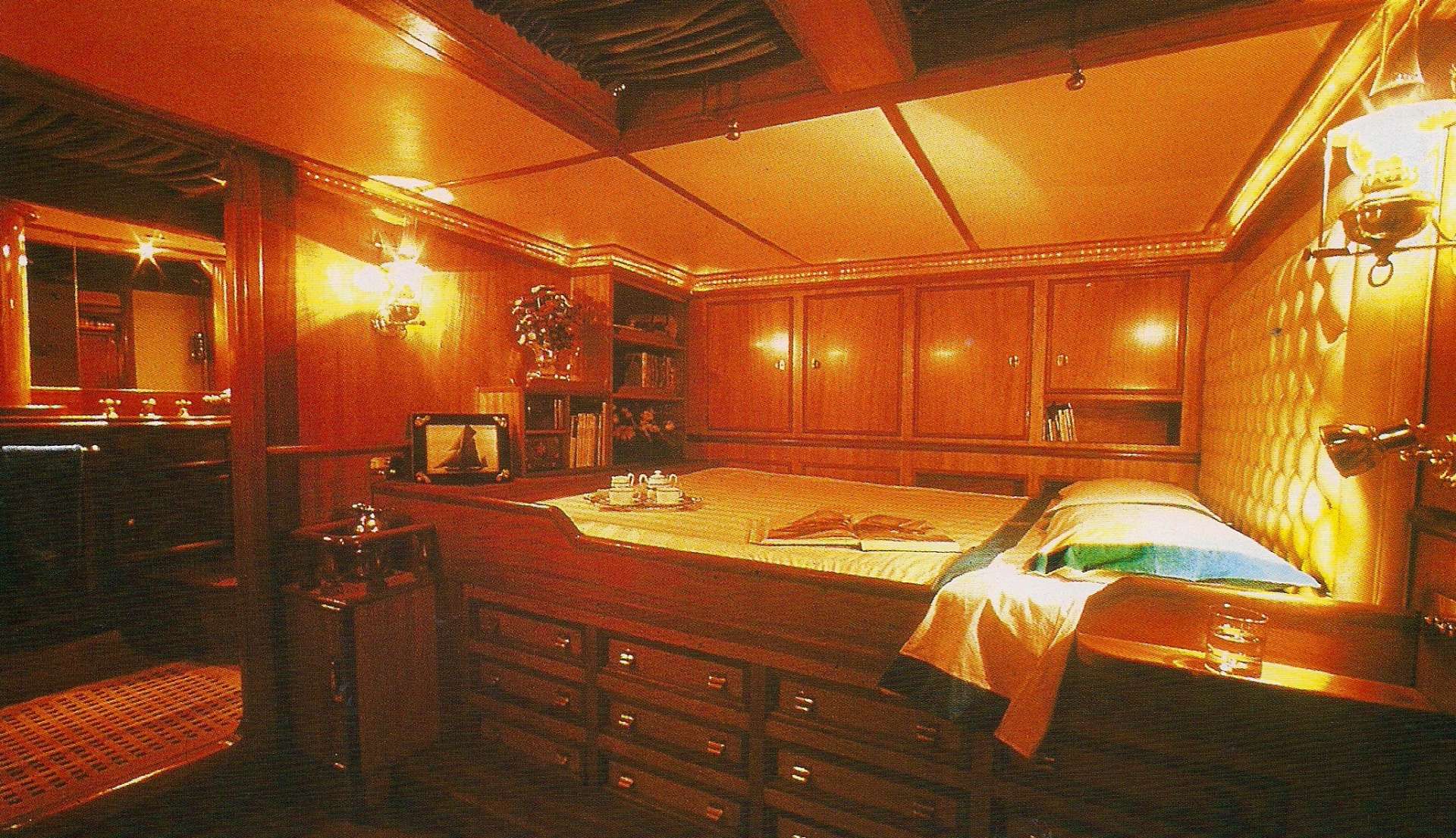 BLACK SWAN Yacht Charter - Aft cabin previous decoration