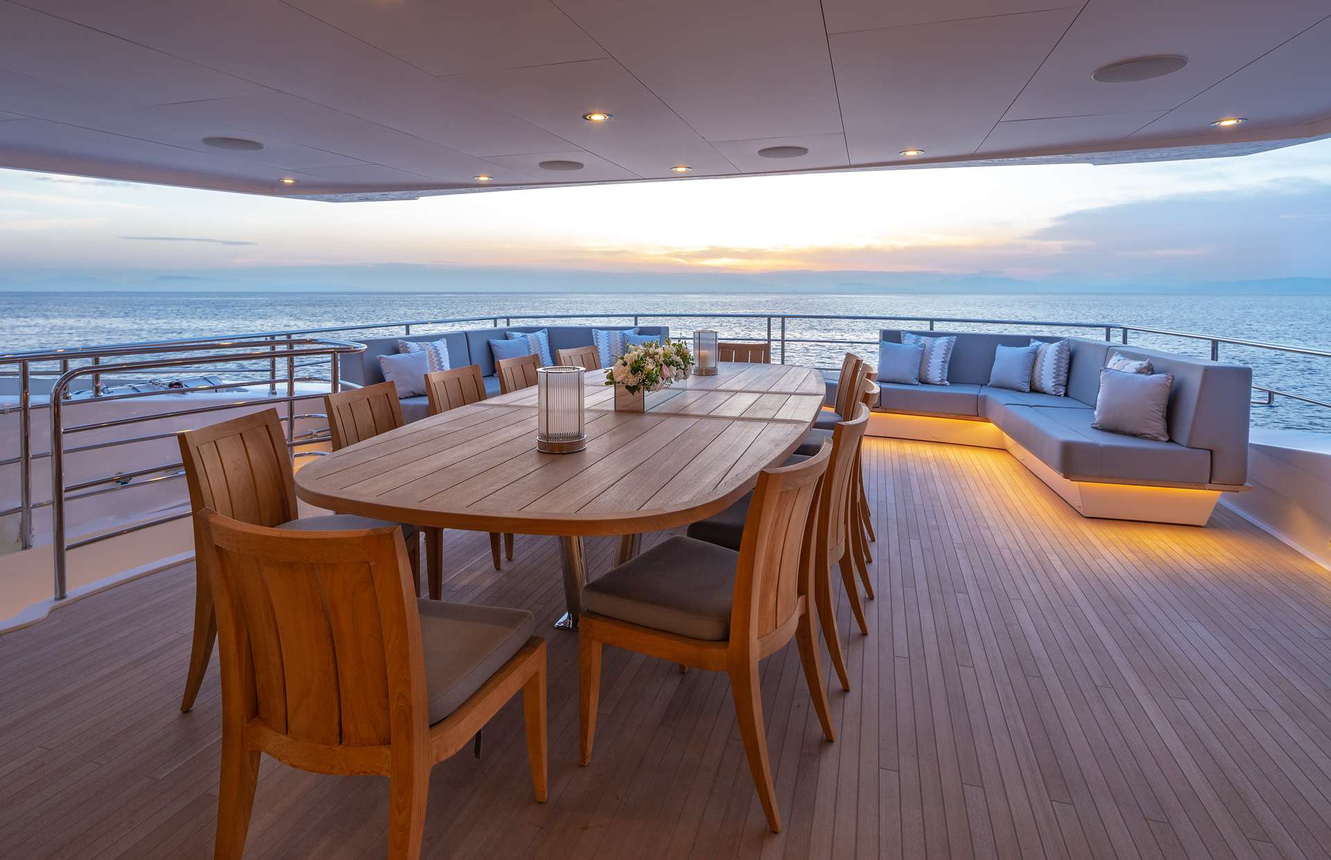Upper deck Dining /Lounge area