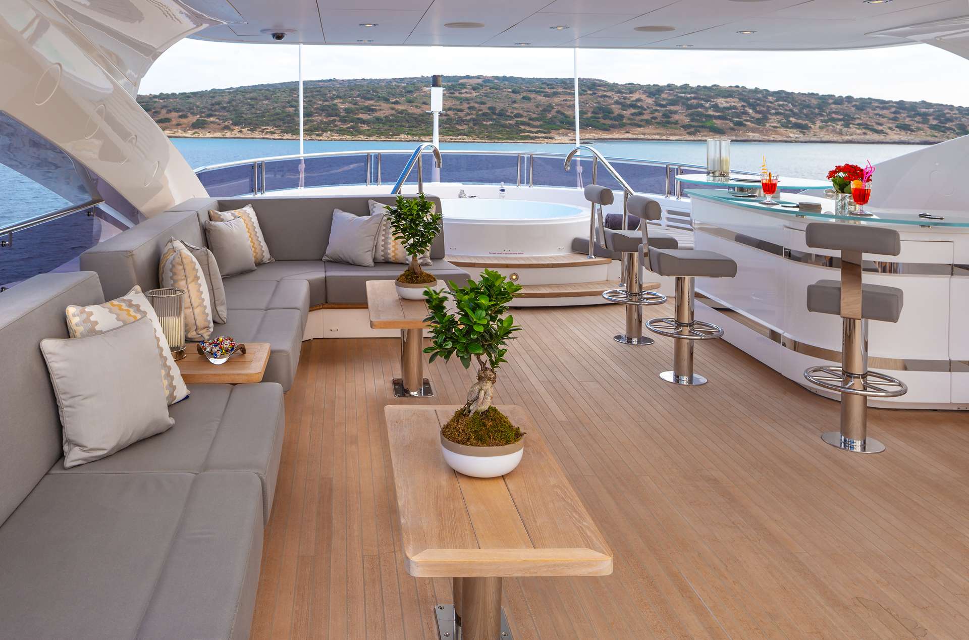 Sundeck / Bar &amp; Lounge area