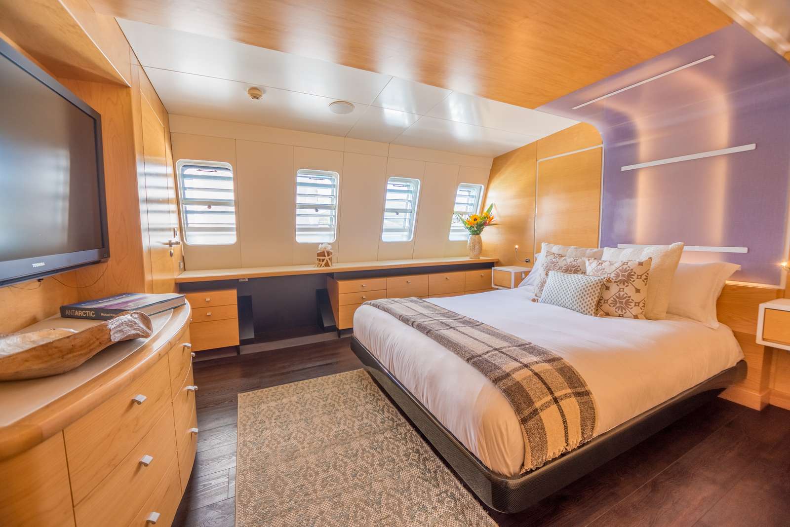 BELLA VITA Yacht Charter - Master Stateroom