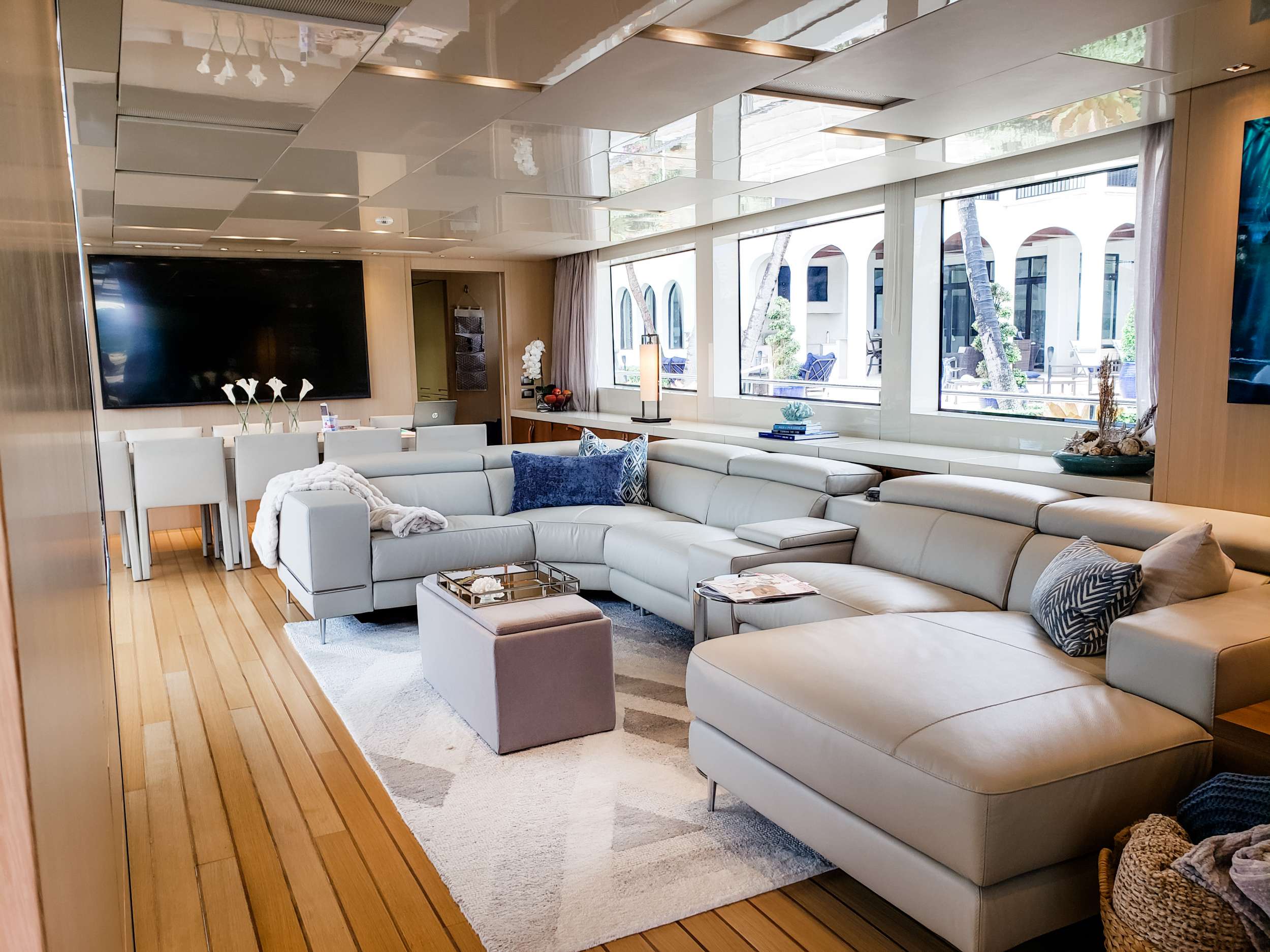 FREDDY Yacht Charter - Main Salon