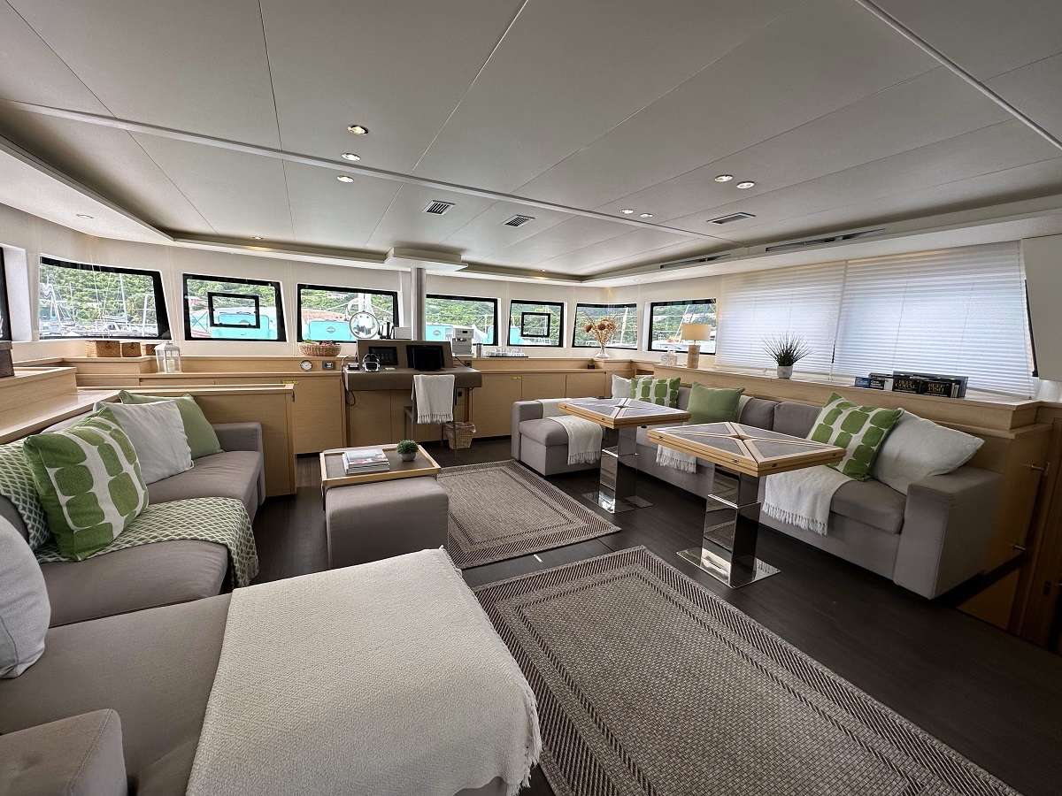 BAGHEERA L620 Yacht Charter - Salon with 360* view