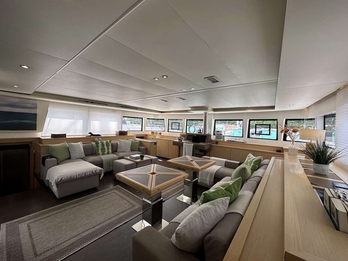 BAGHEERA L620 Yacht Charter - Spacious Salon with view to aft cockpit