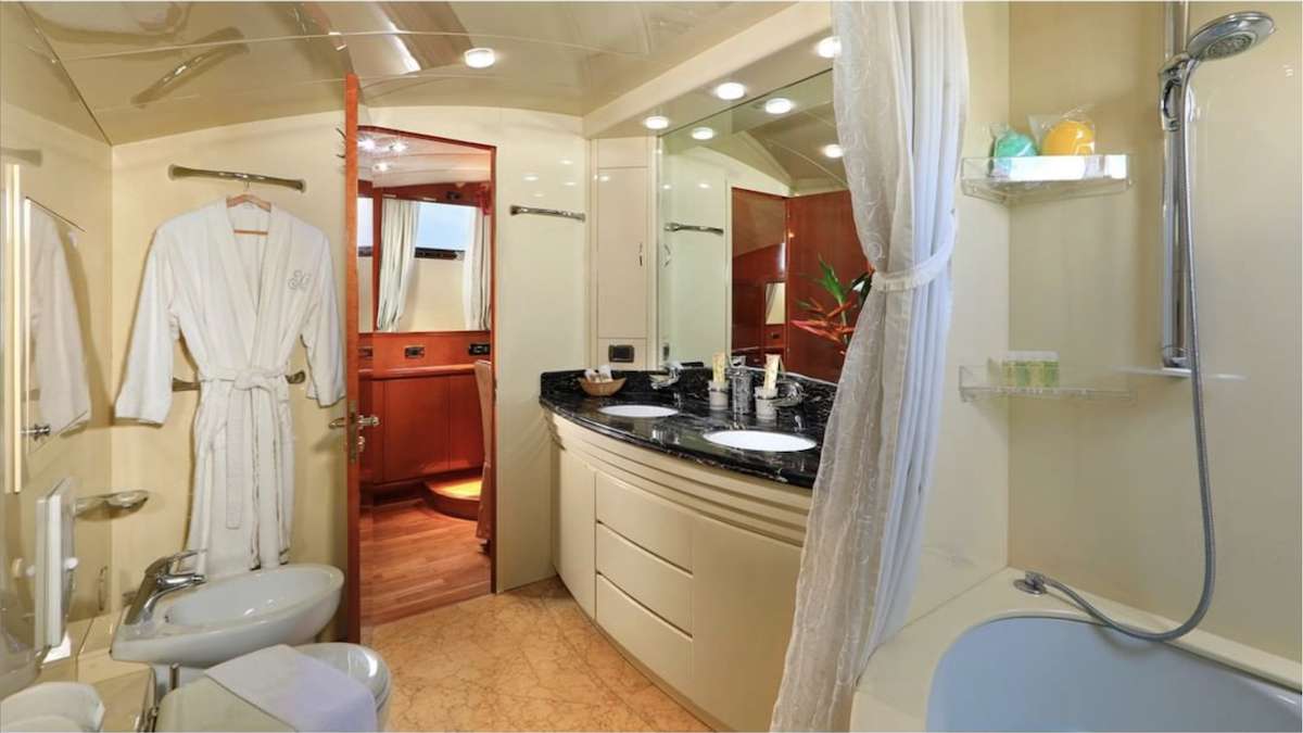DEMAREST Yacht Charter - Bathroom