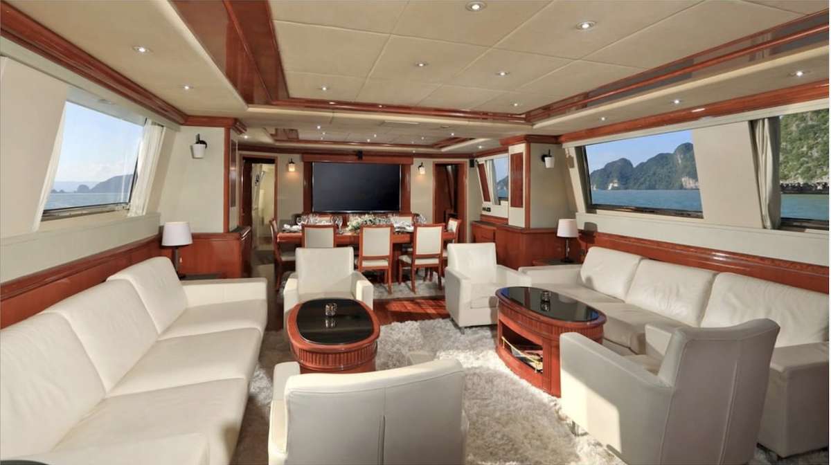 DEMAREST Yacht Charter - Main Salon