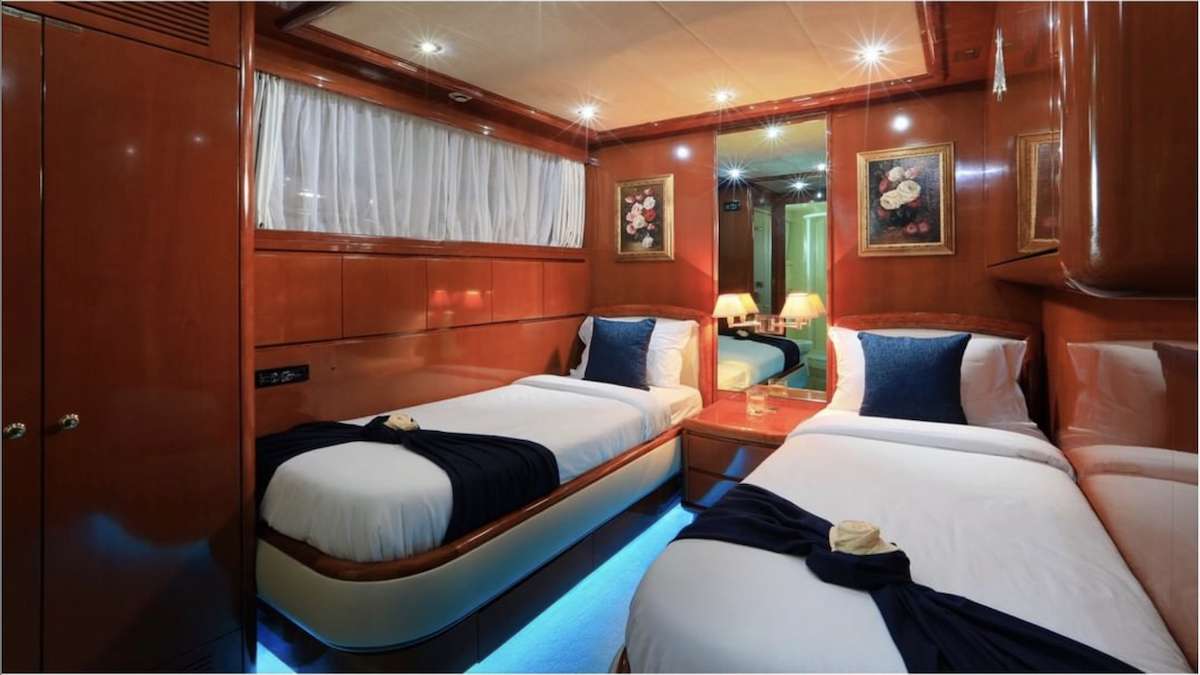 DEMAREST Yacht Charter - Twin cabin