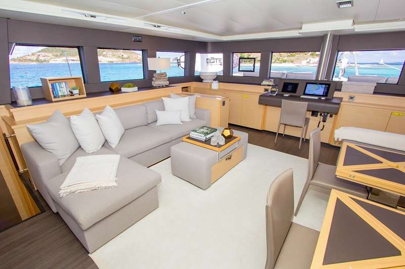 LE REVE L620 ESSENCE Yacht Charter - Salon with a 360* view