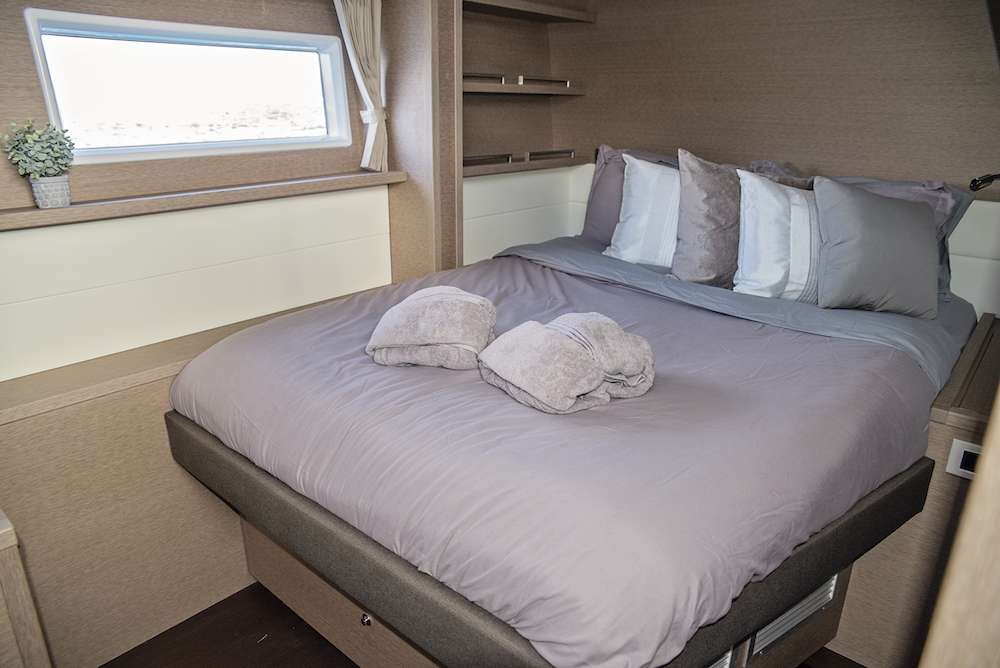 ISLAND HOPPIN' Yacht Charter - Queen guest cabin