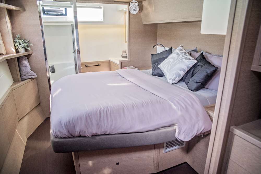 ISLAND HOPPIN' Yacht Charter - Queen guest cabin with ensuite head